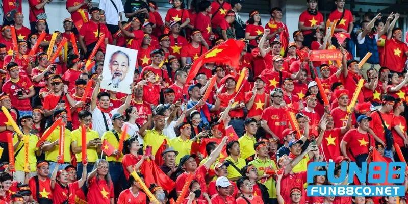 Cổ động viên vỡ òa trước Tỉ số Việt Nam Thái Lan