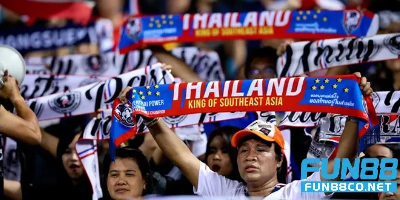 Khán đài cổ động viên cuồng nhiệt
