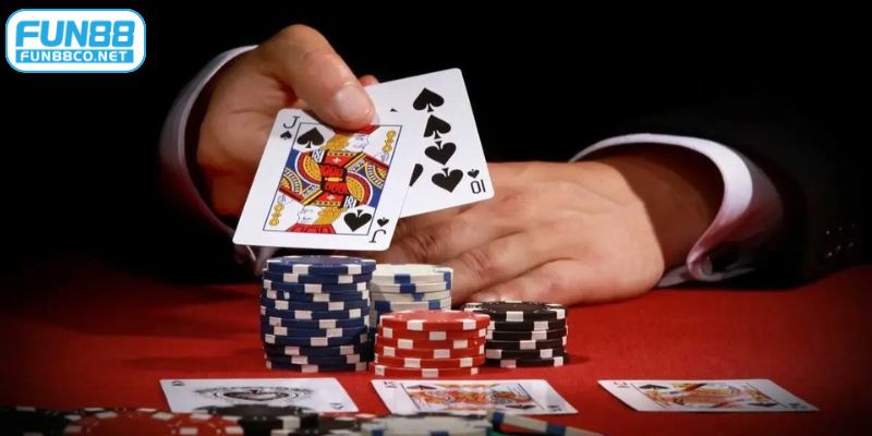 Hành động linh hoạt dựa theo lá bài đã được chia